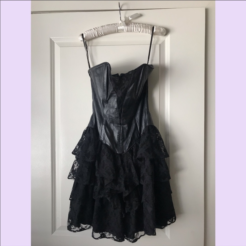 Leather-corset and lace-frill black vintage dress!